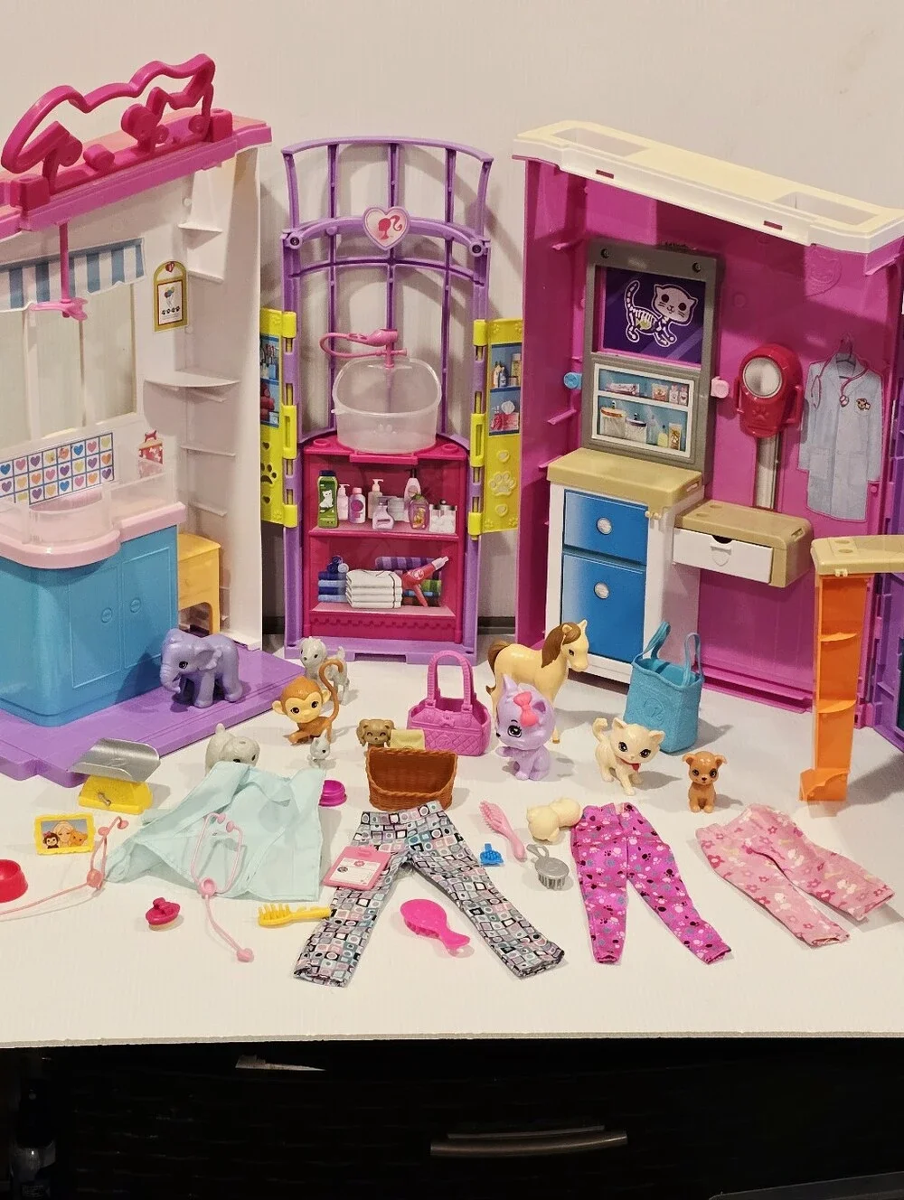 Barbie Folding Pet Care Center Animal Vet Clinic Foldaway Playset